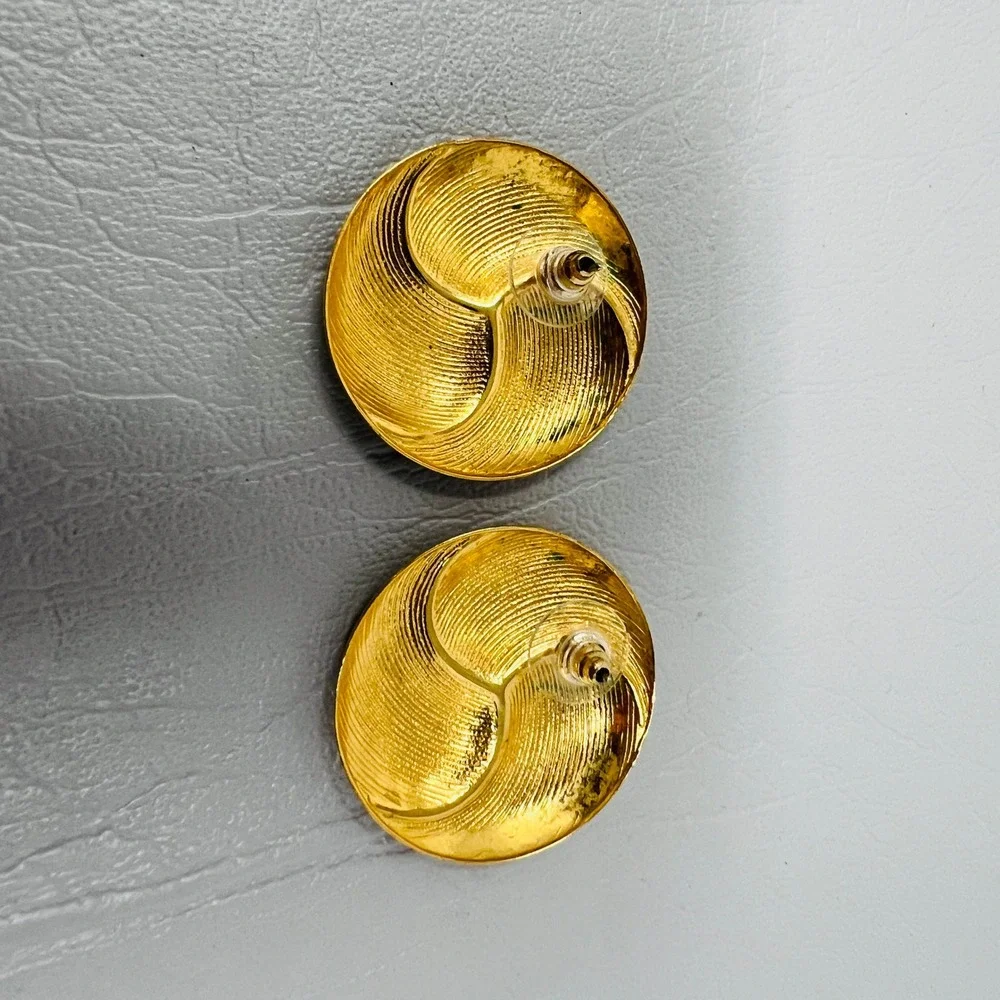 Vintage Gold Tone Swirl Dome Pierced Earrings‎ Textured Ribbed Design